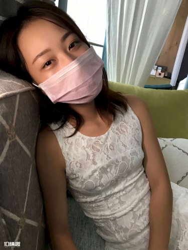 美女用手扒开粉嫩的尿口